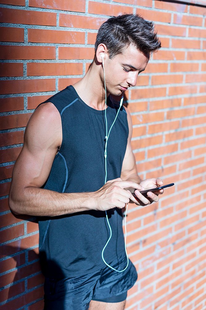 Imagen de joven corredor escuchando música
